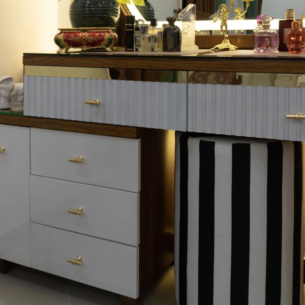 Mehtaab Dresser